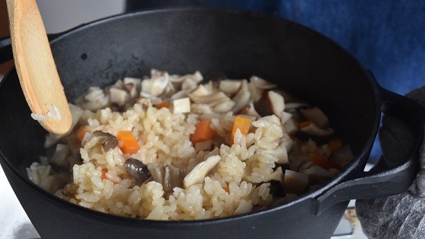 鉄鍋 きのこの炊き込みご飯