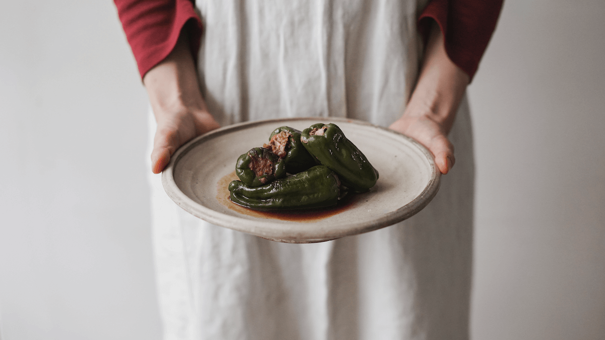 ピーマンがくたっとなり、全体に味がなじんだら完成。特製の出汁ソースをかけてお召し上がりください。