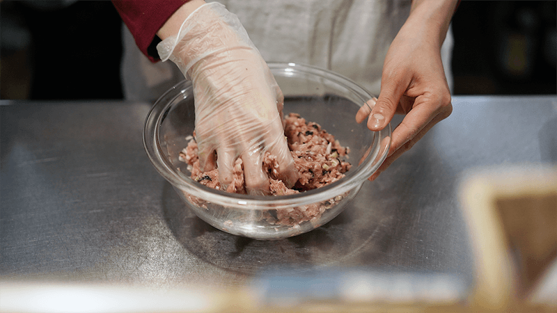 1の具材に豚ひき肉と塩麴を合わせて、粘りが出るまで混ぜる。
