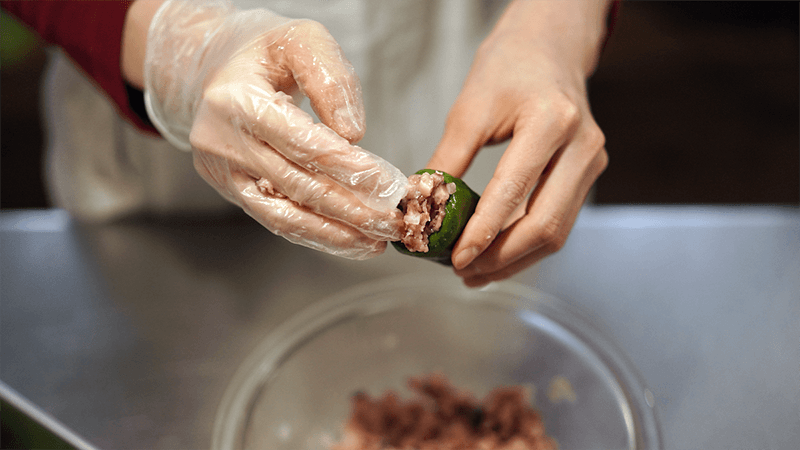 ピーマンに肉を詰め込む。