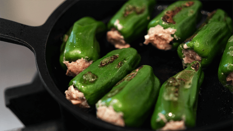 温めたフライパンにごま油をひき、全体になじませる。ピーマンを並べ、蓋をして中火で焼く。焼き目がついたら菜箸などで返し、片面4分ずつ焼く。