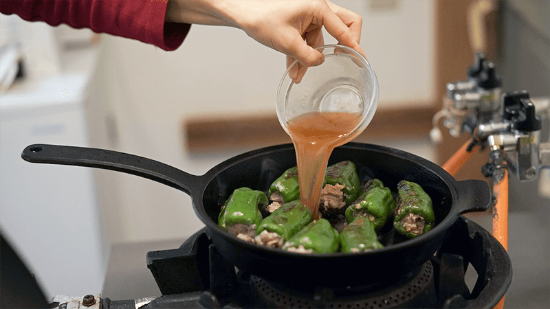 出汁の材料を混ぜ合わせてフライパンに注ぐ。蓋をして弱火で5～6分蒸し焼きにする。