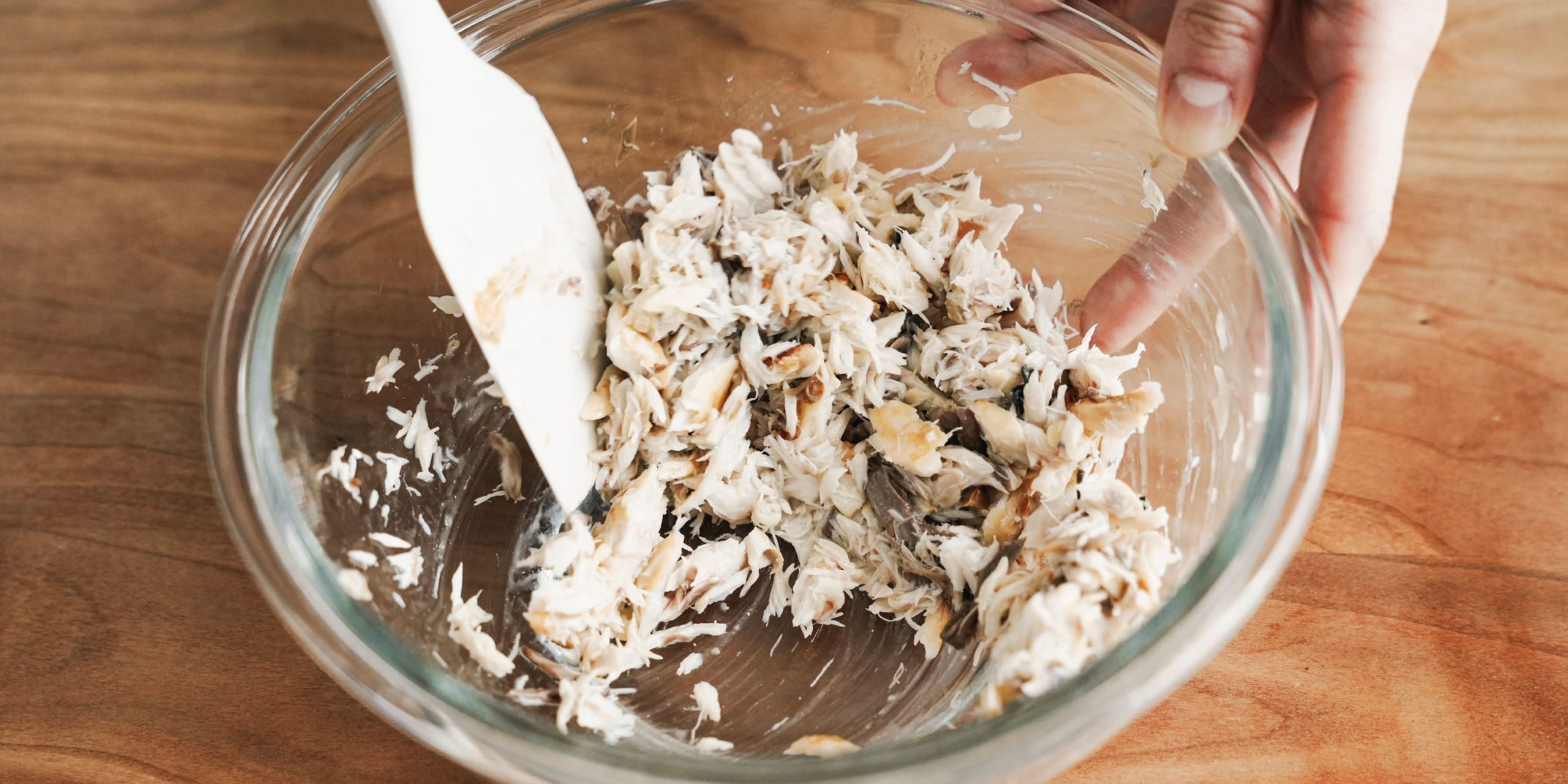 鯖の身をほぐす