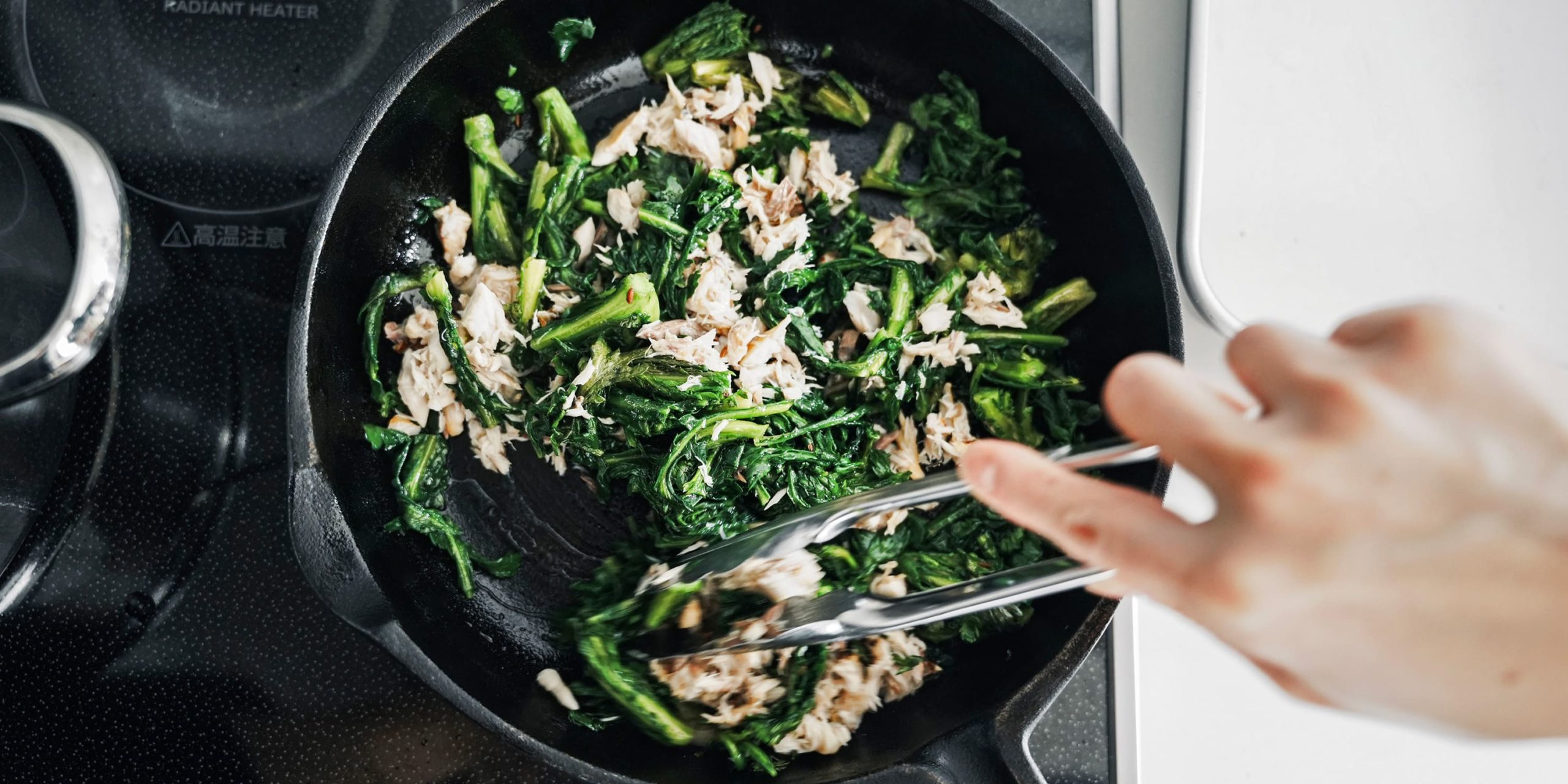 春菊を炒めて火が通ったら鯖を加える