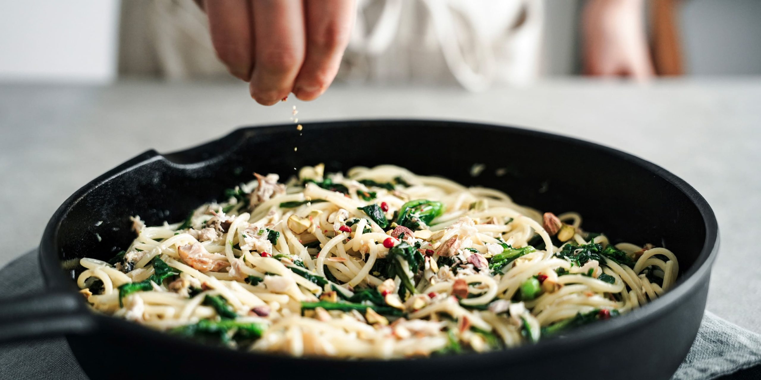 ナッツ、ピンクペッパー、オリーブオイルを加える