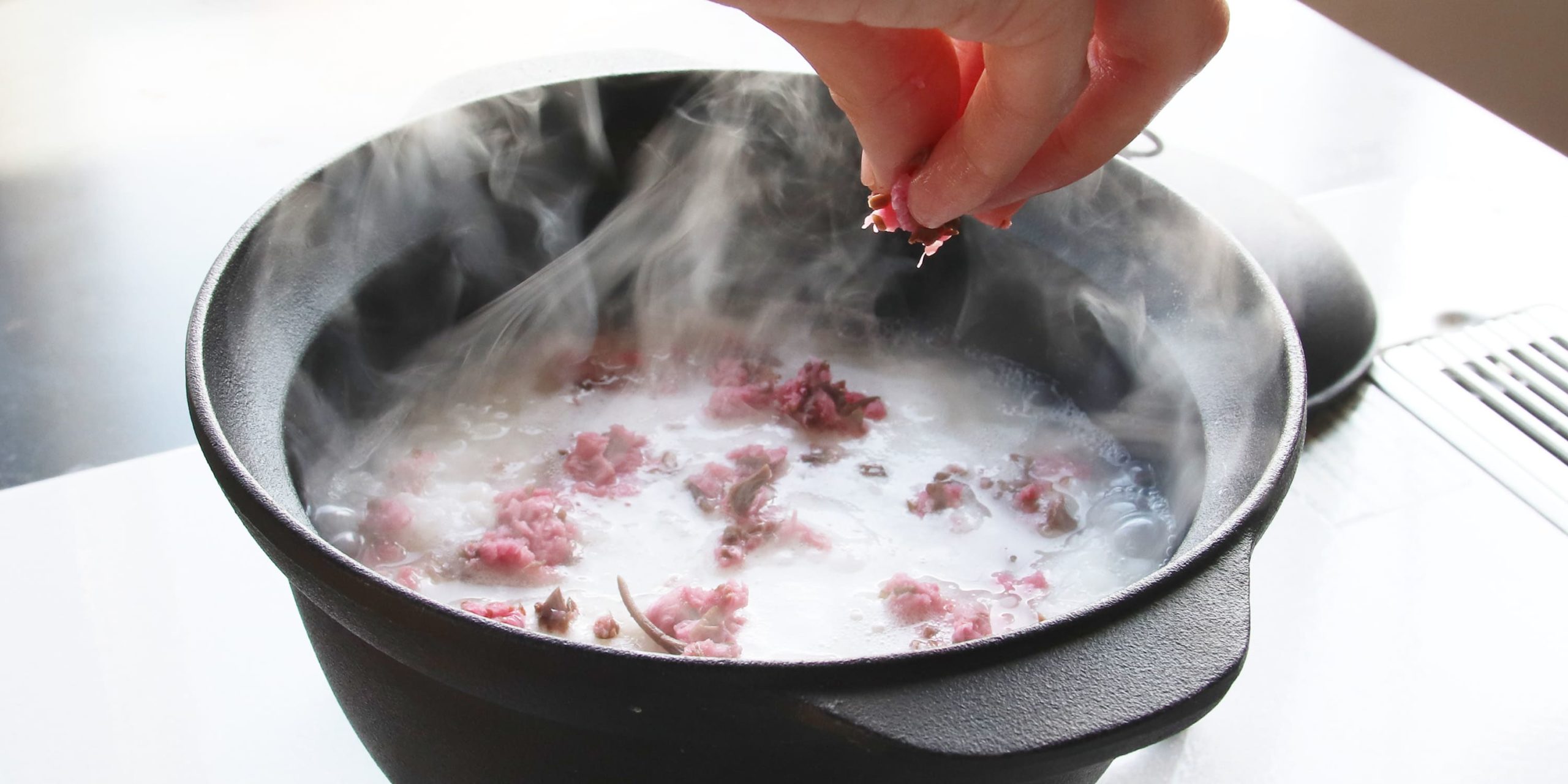 沸騰したら軽く混ぜ、桜の塩漬けを加え蓋をして弱火にする