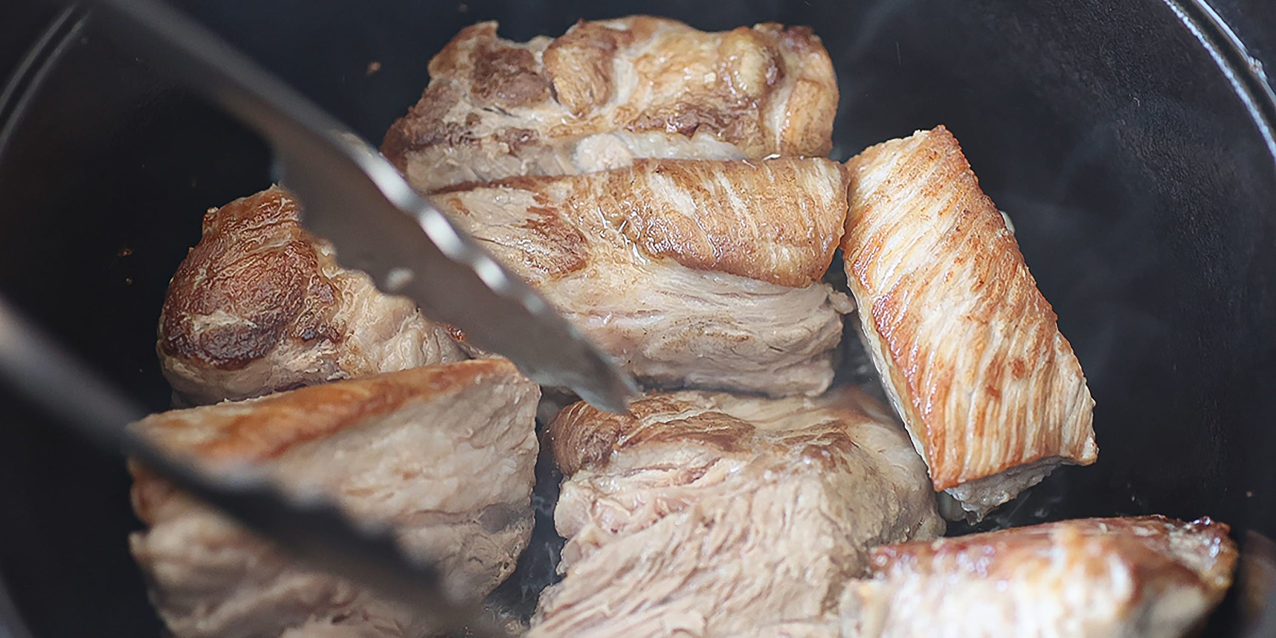 予熱した鍋に油を馴染ませてスペアリブを焼く。