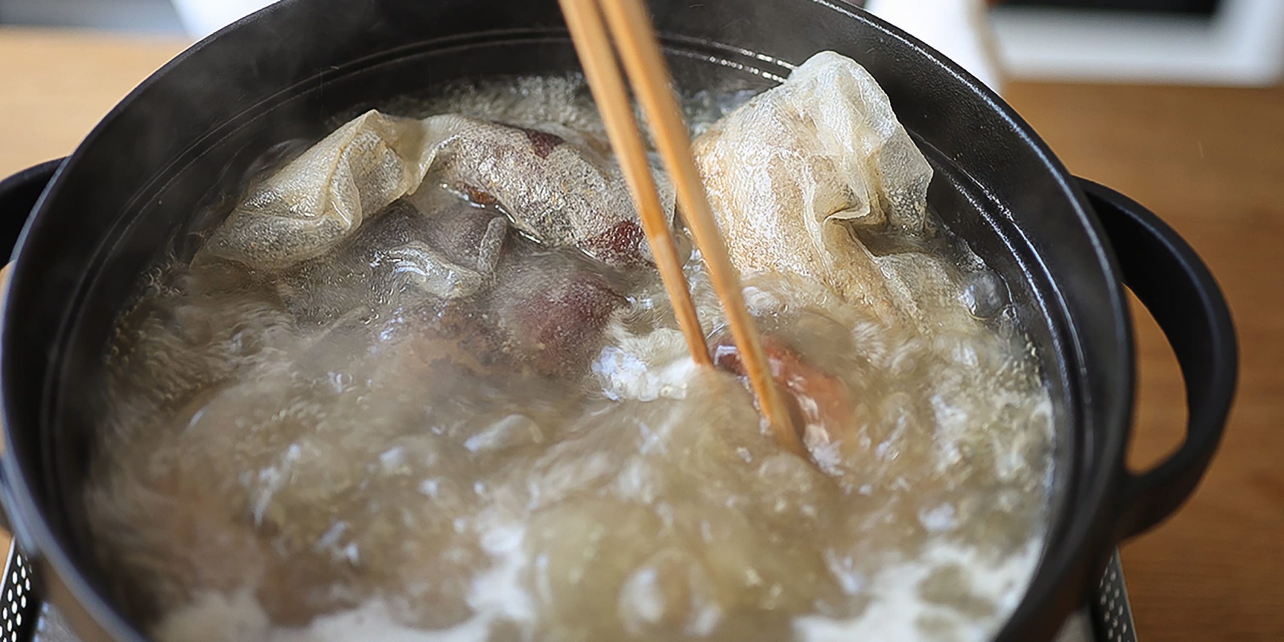 水を加えて沸かしアクを取ったら香辛料を入れて蓋をして煮る。