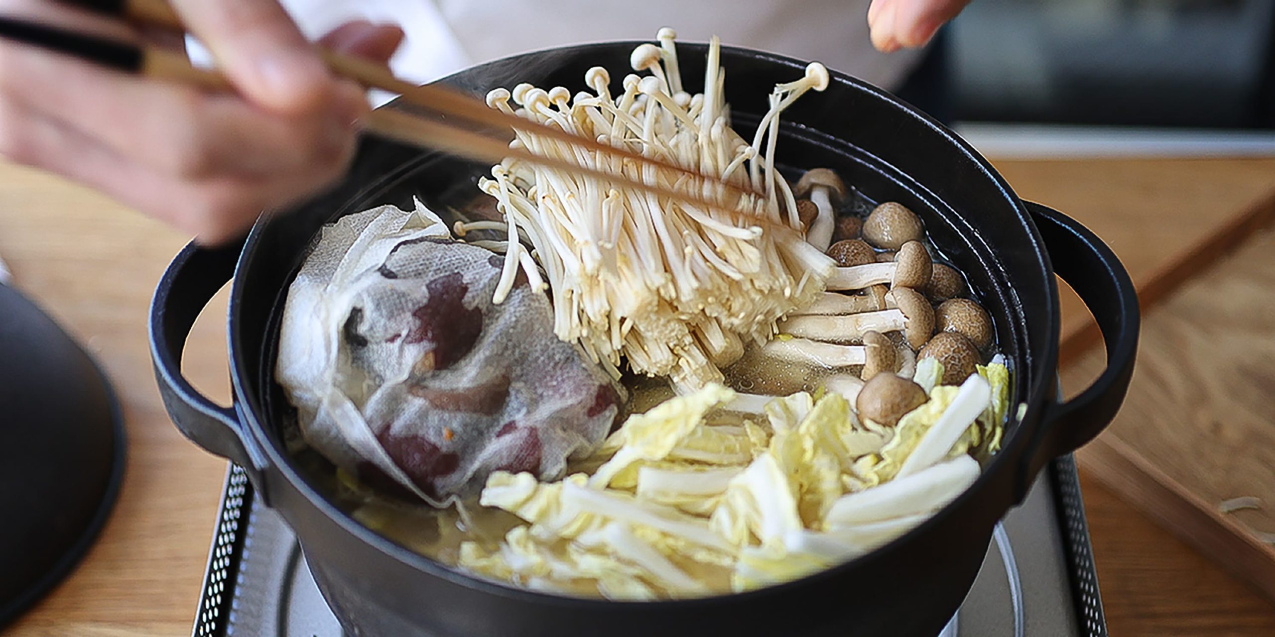 水200mlを加え、にんにくと豆苗以外の具材を入れて弱火のままさらに45分煮る。