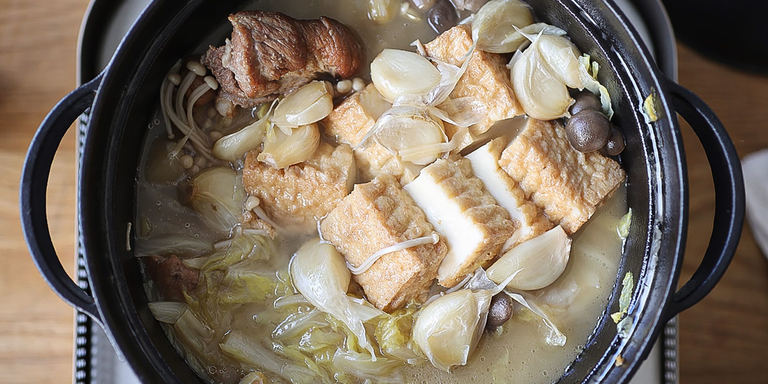 香辛料を取り出して味を調える。豆苗を加えて蓋をして蒸らす。