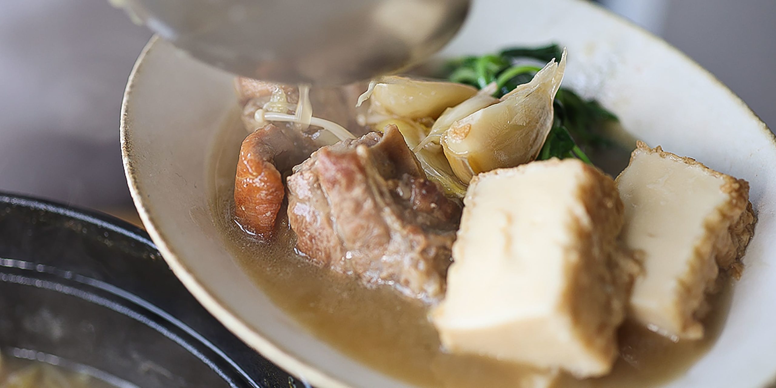 器に盛りつけてお好みでチリソースを添えてお召し上がりください。