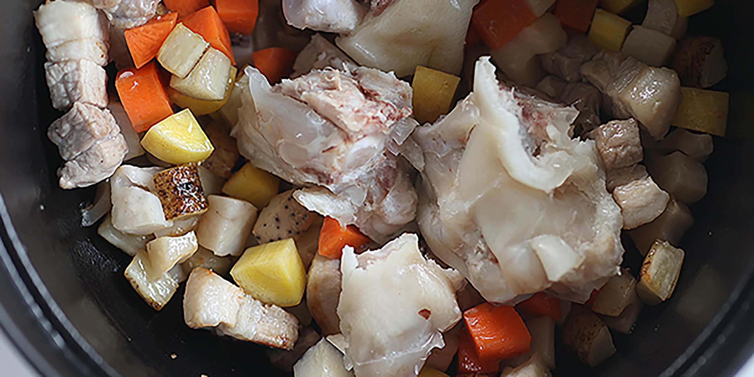 豚足と残りの野菜を入れて混ぜる。透き通ってきたら塩を入れる