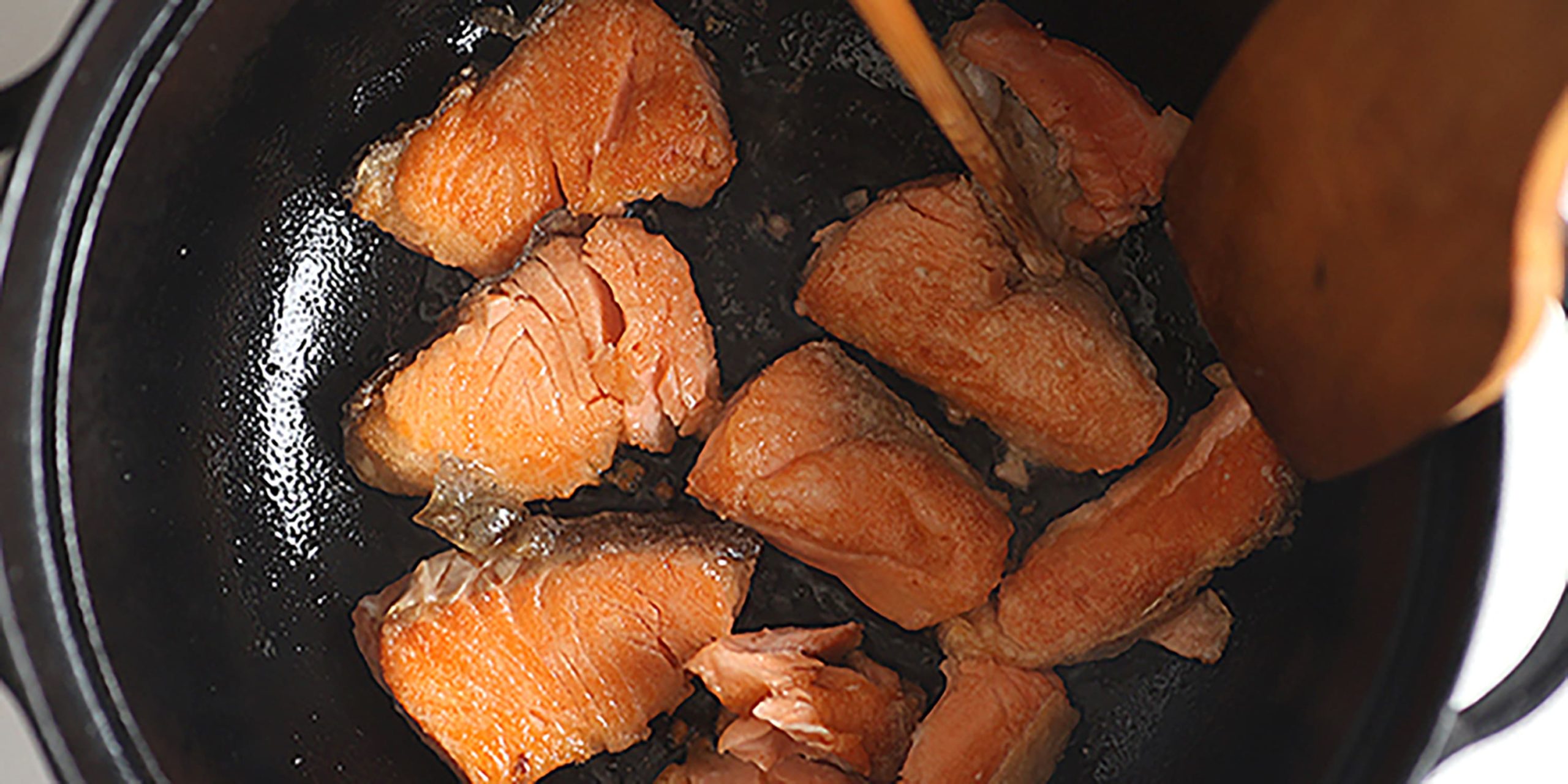 予熱した鍋に油を馴染ませ、鮭を皮目から焼く