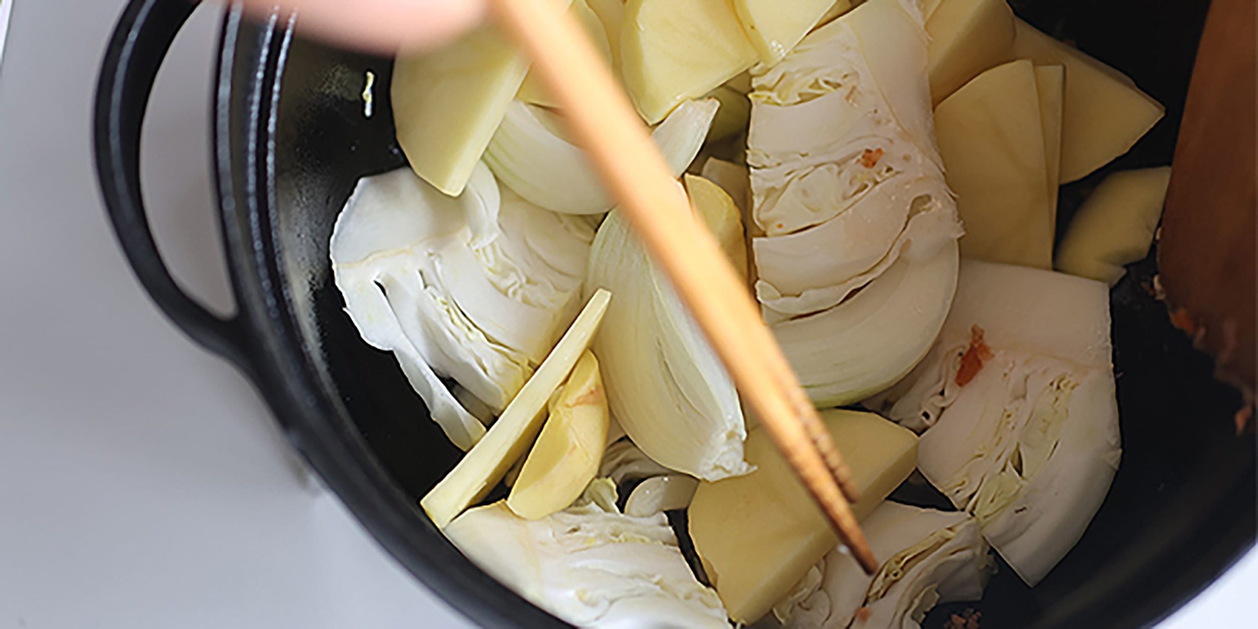 鮭を取り出して残りの油を入れる。玉ねぎ、じゃがいも、キャベツの芯を炒める。