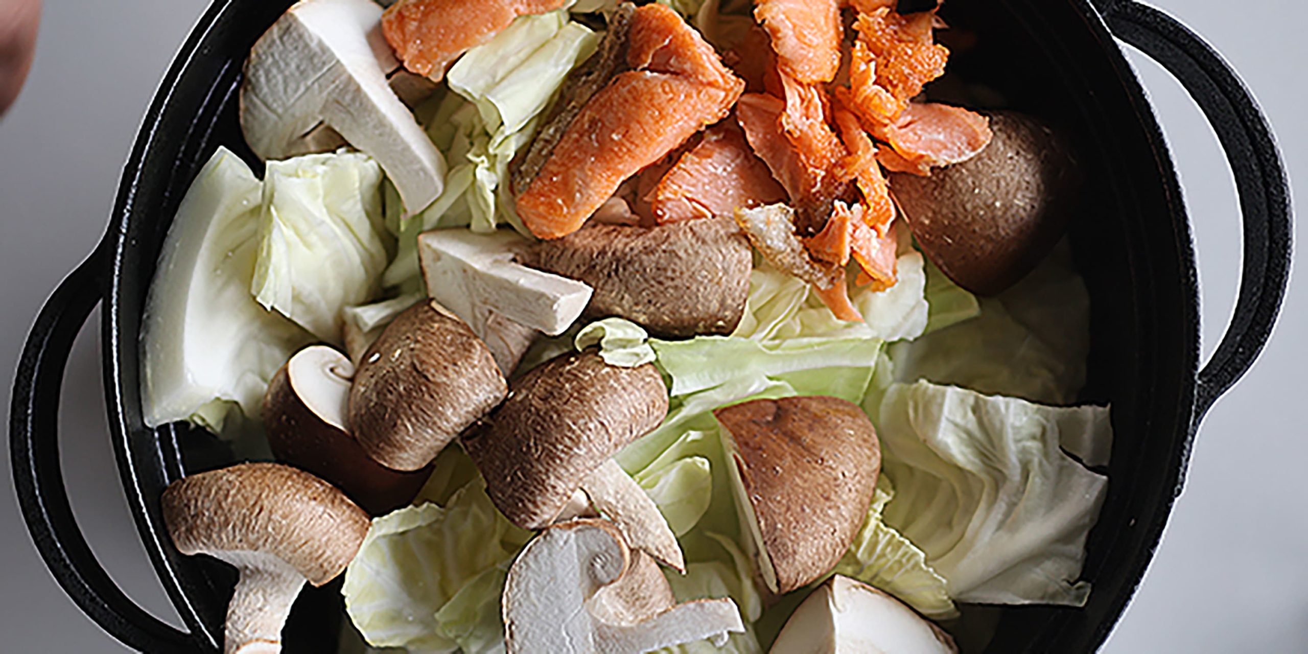 じゃがいもに火が通ったら火を止め鮭と残りの具材を加える