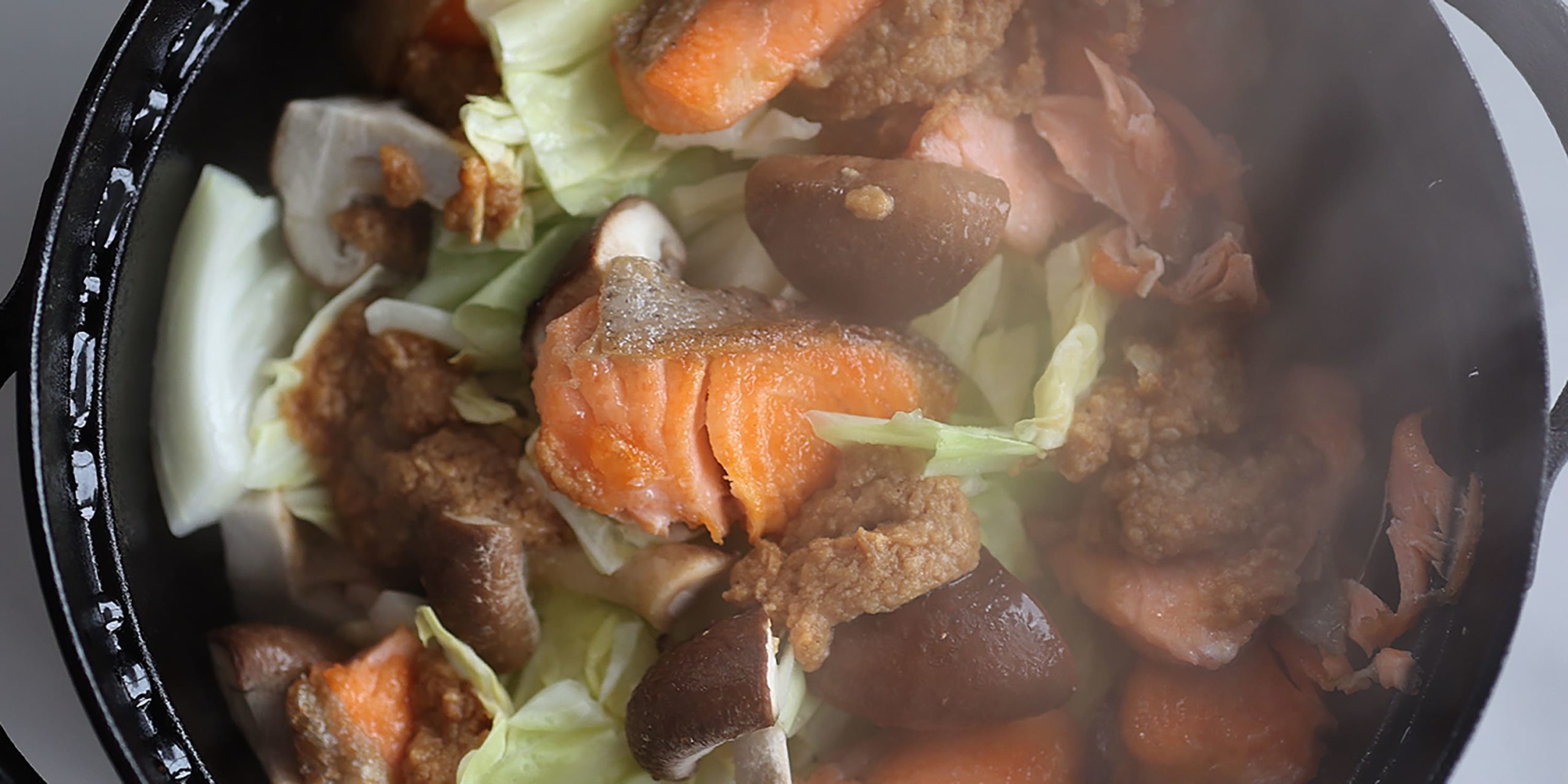 合わせ調味料を回しかけバターを載せて加熱したら完成