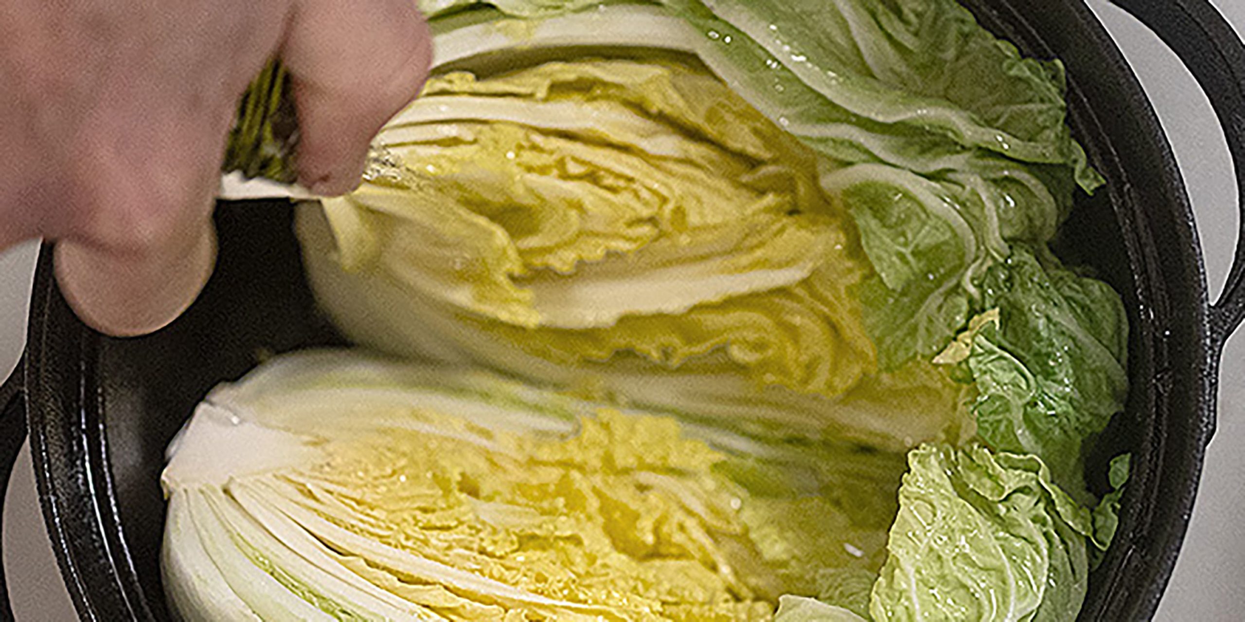 鶏手羽元を取り出し白菜を入れて蓋をして加熱する。しんなりしたら白ワインを入れる。