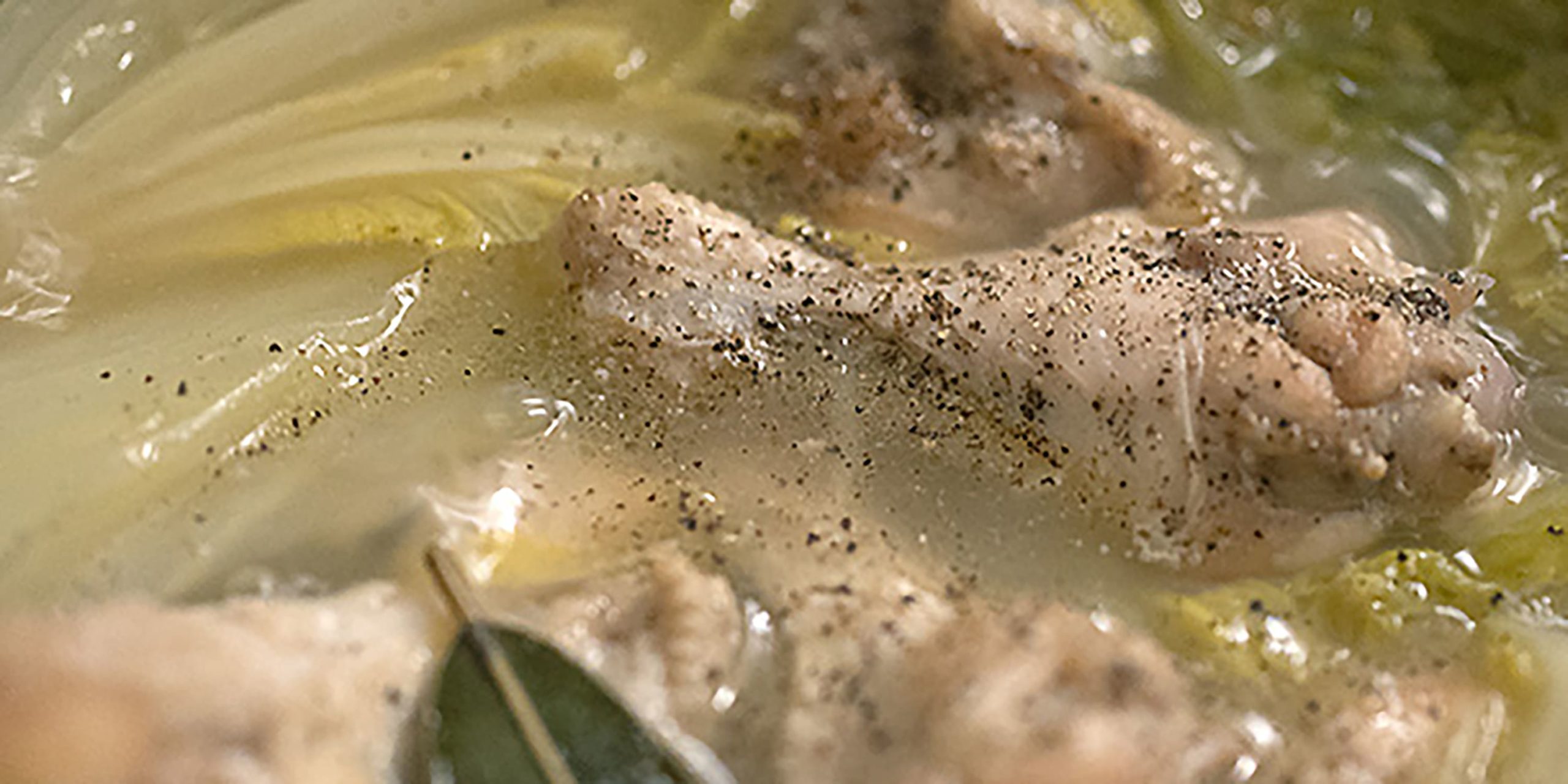 塩とブラックペッパーを入れる