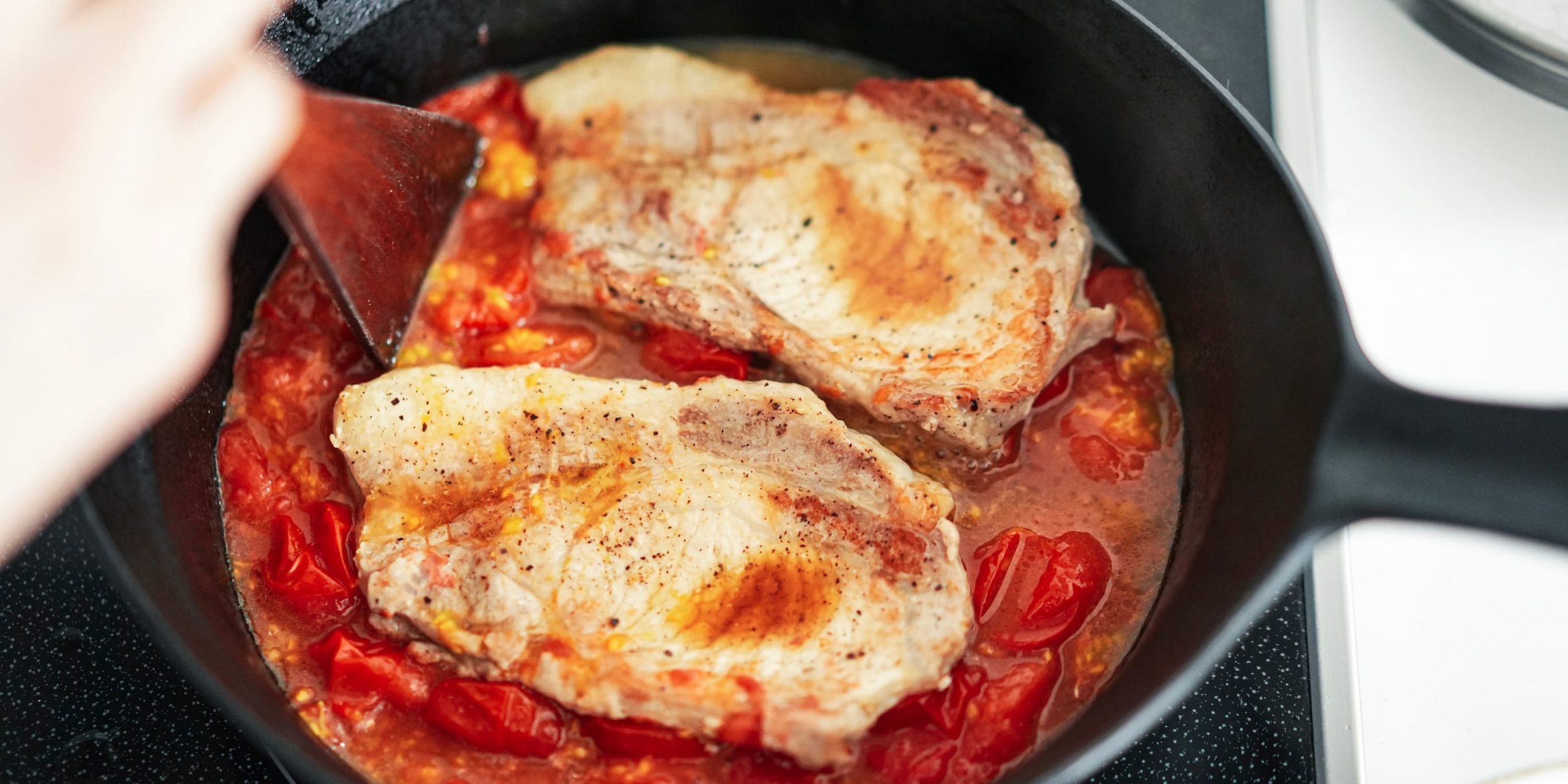 ソースを作り豚肉と絡める