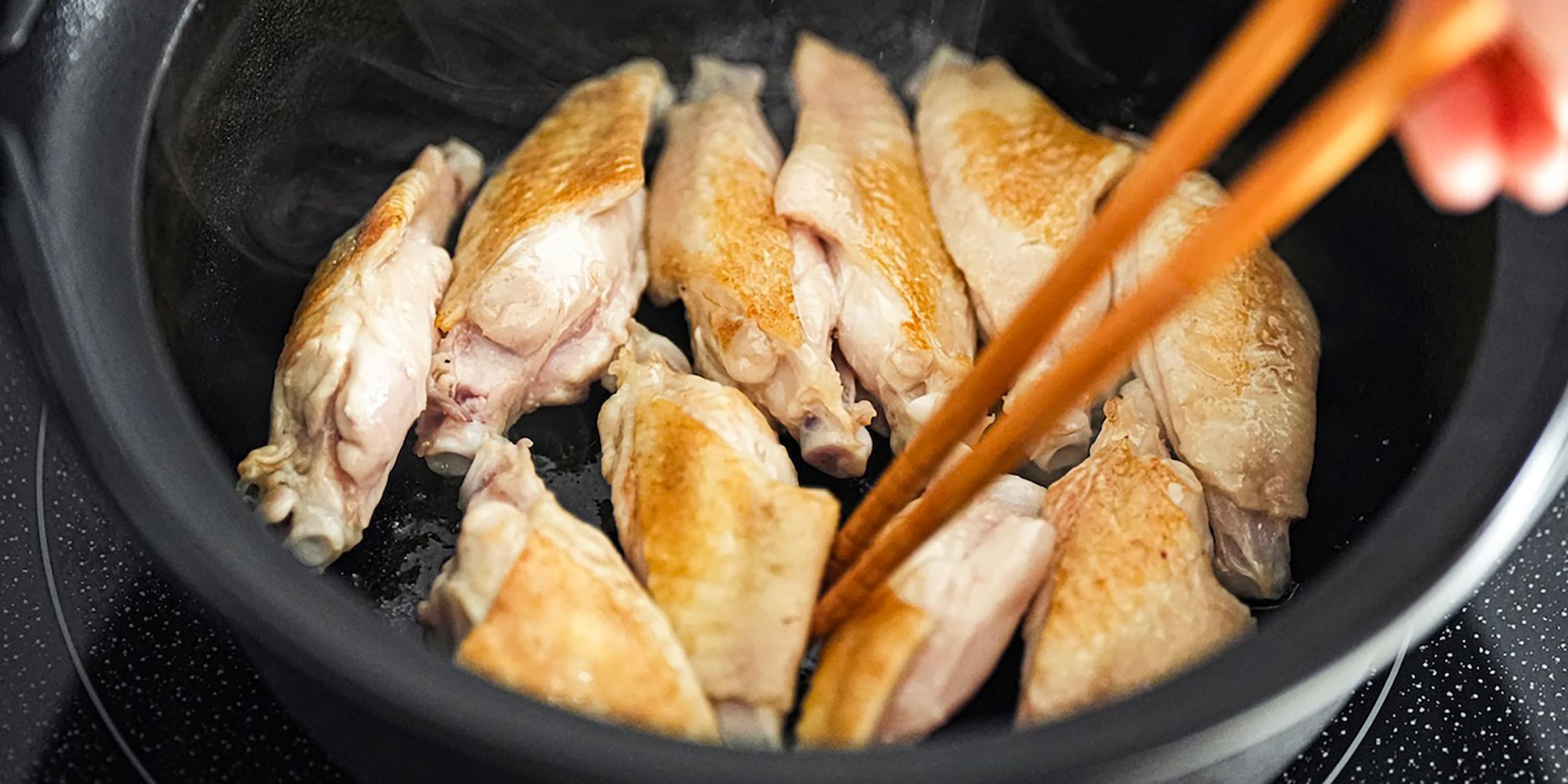 鍋を熱して油を馴染ませて手羽中を両面焼く