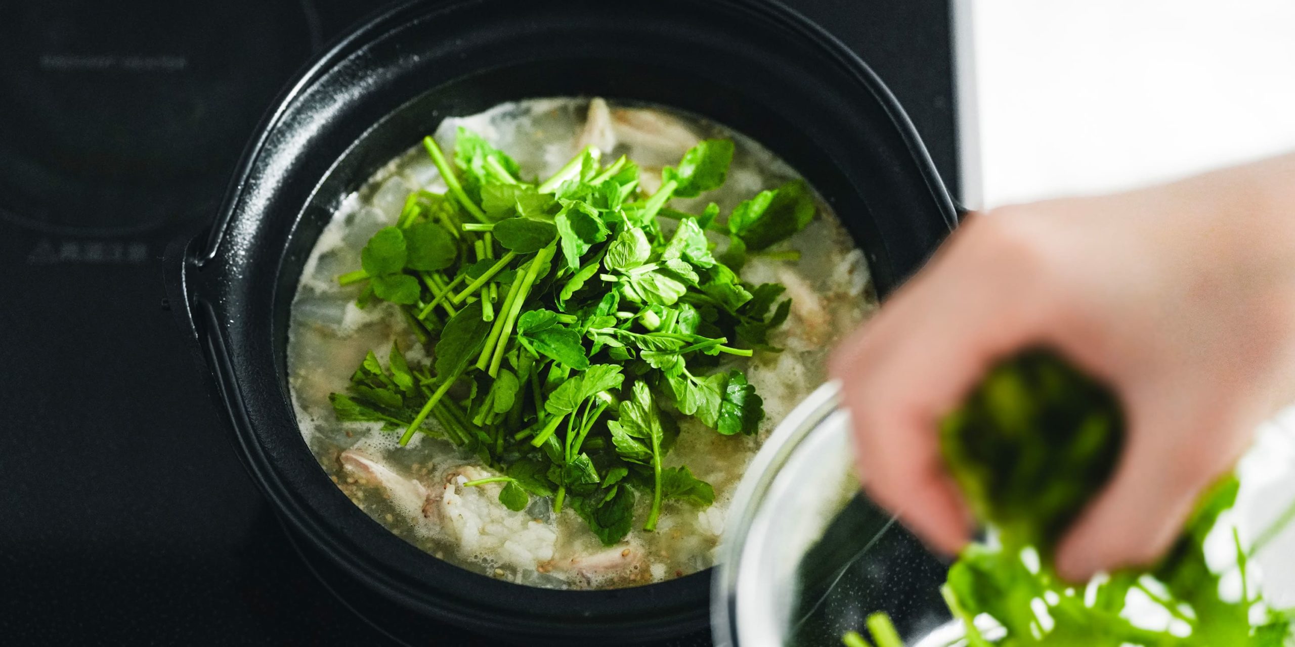 せりを入れてごま油を回し入れる