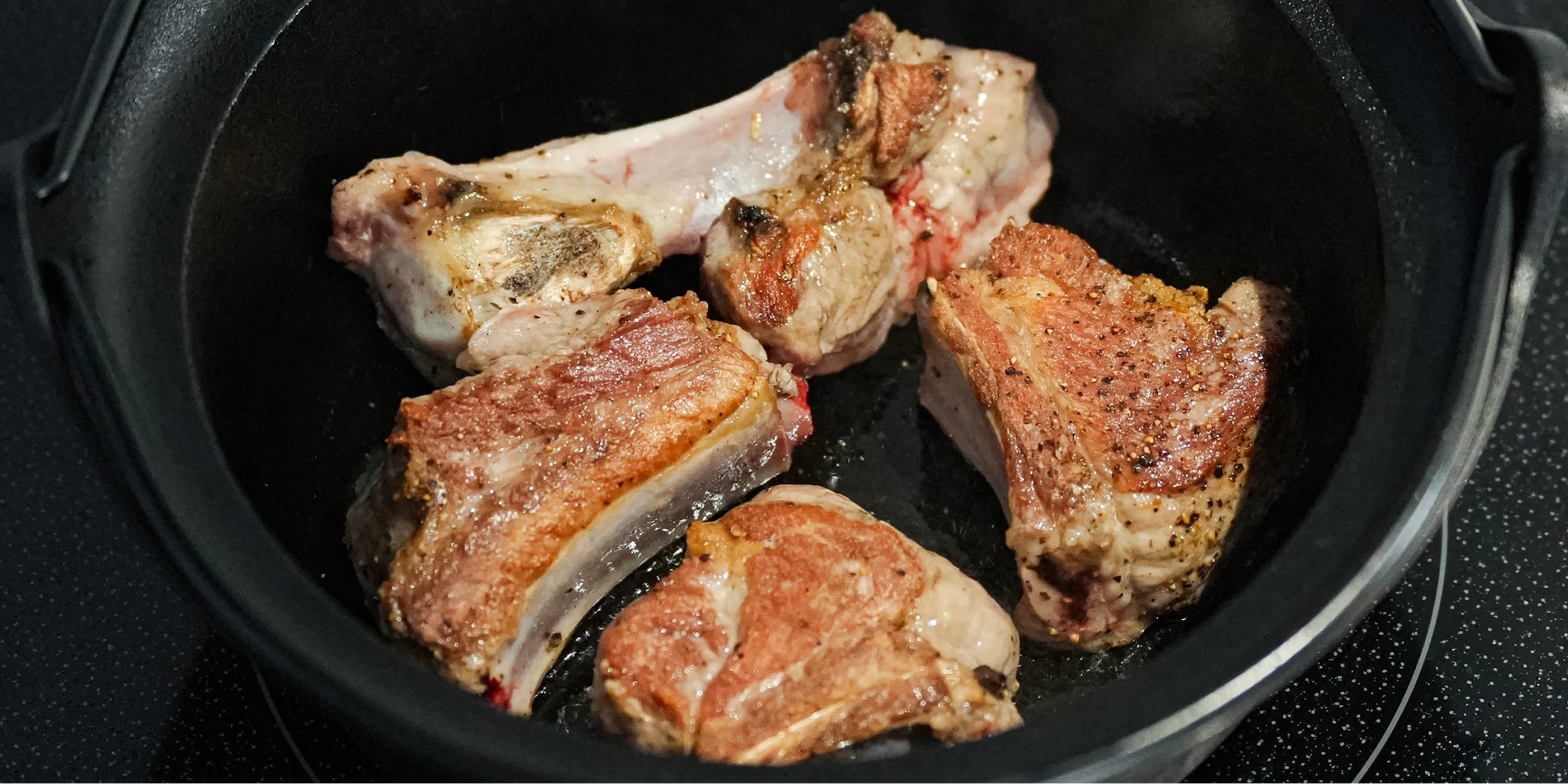 熱した鍋に油を馴染ませ、スペアリブを両面しっかり焼く