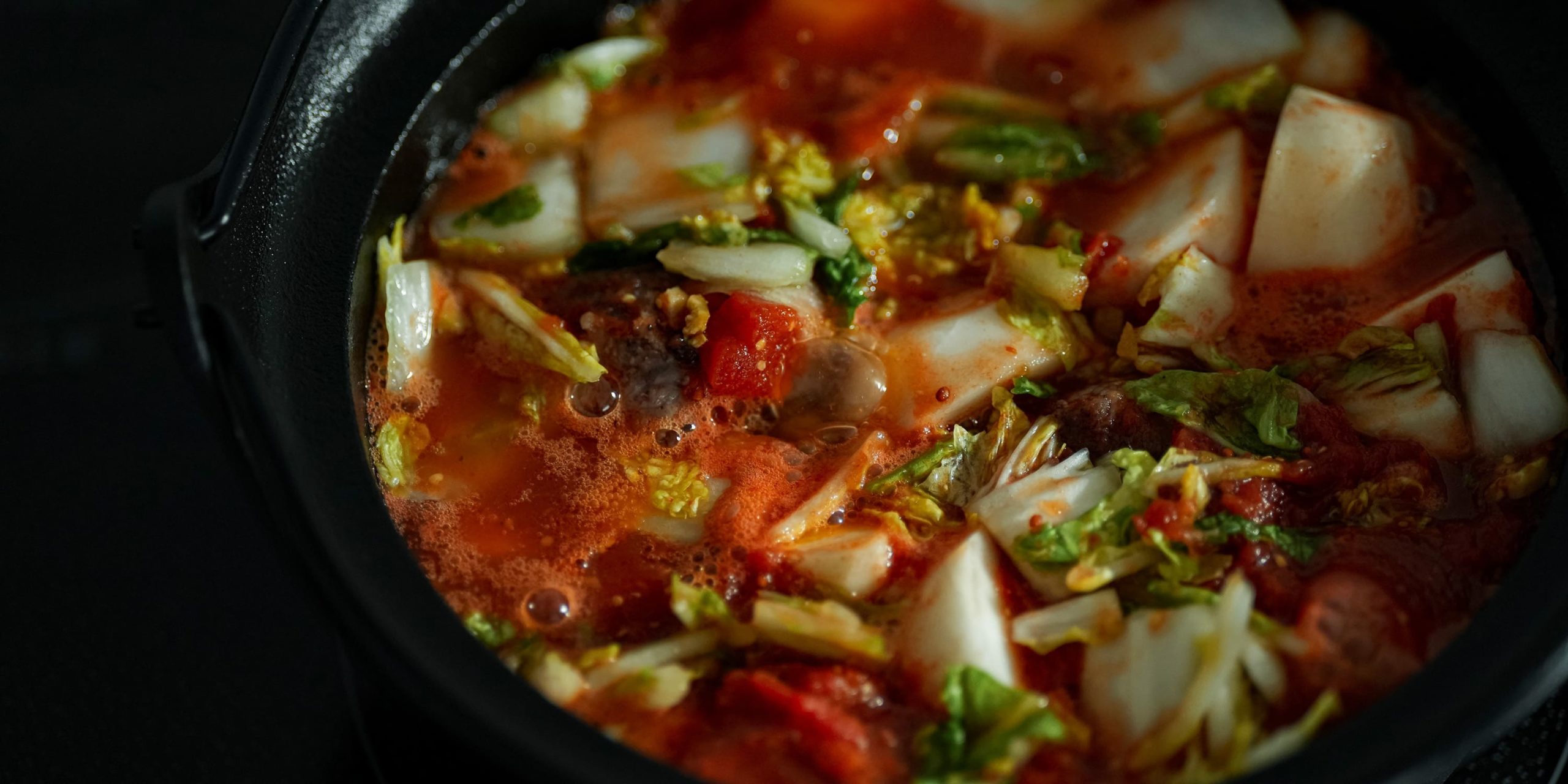 沸騰したら木蓋を取って全体が汁に浸かるようにならす。火力を弱火にして少しふつふつするくらいの状態で40分以上煮込む。