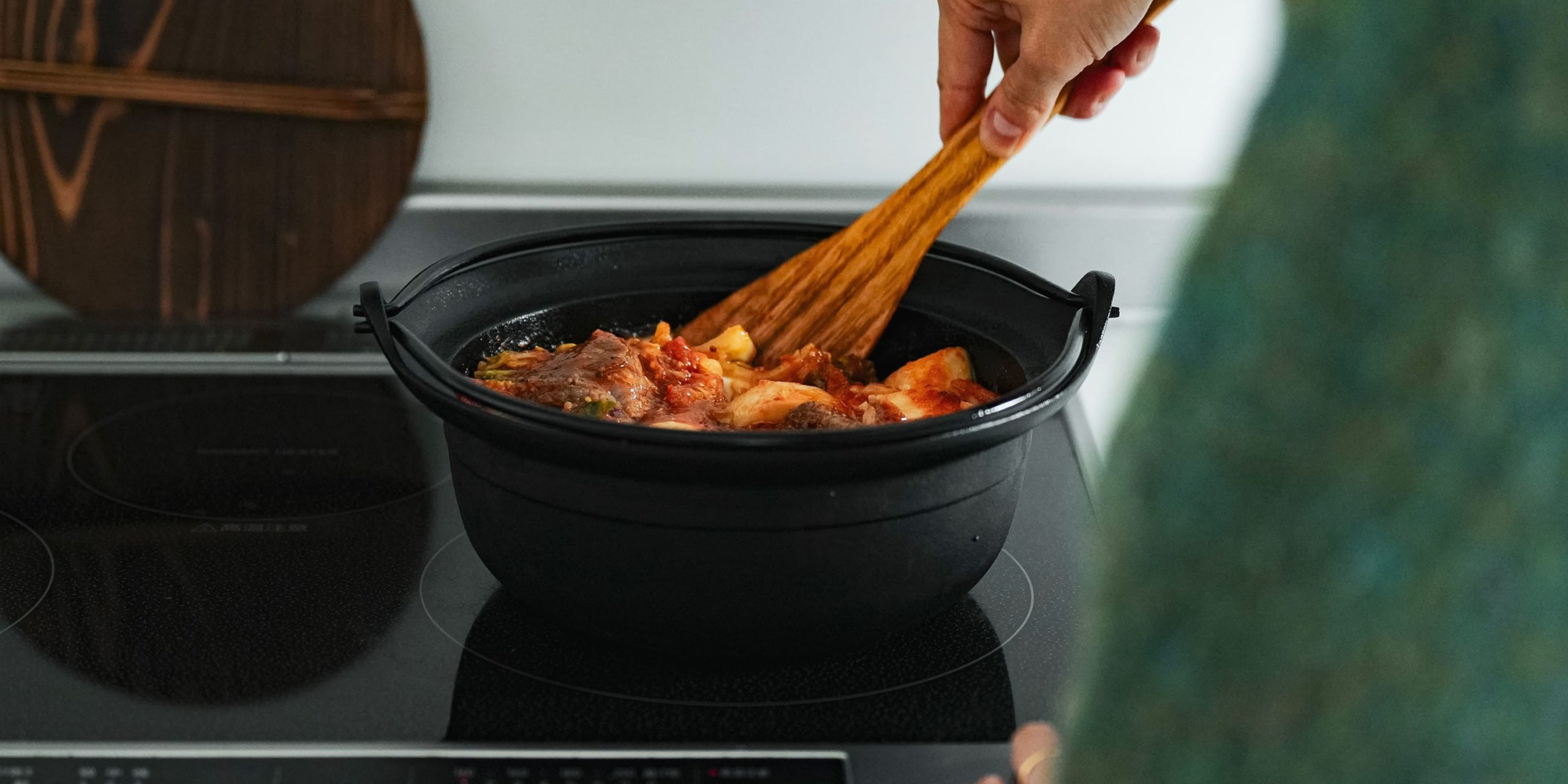 煮込んでいる途中も全体が汁に浸かるように木べらなどで適宜ならす。